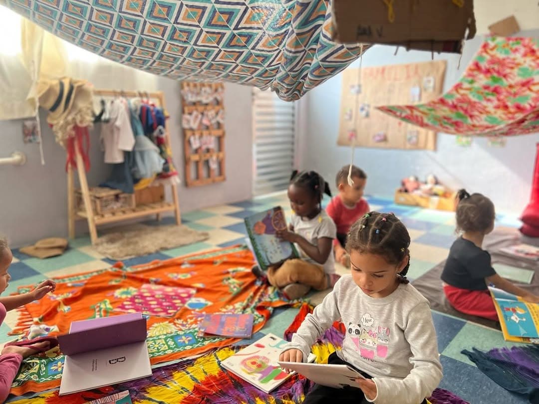 Crianças em atividades educativas